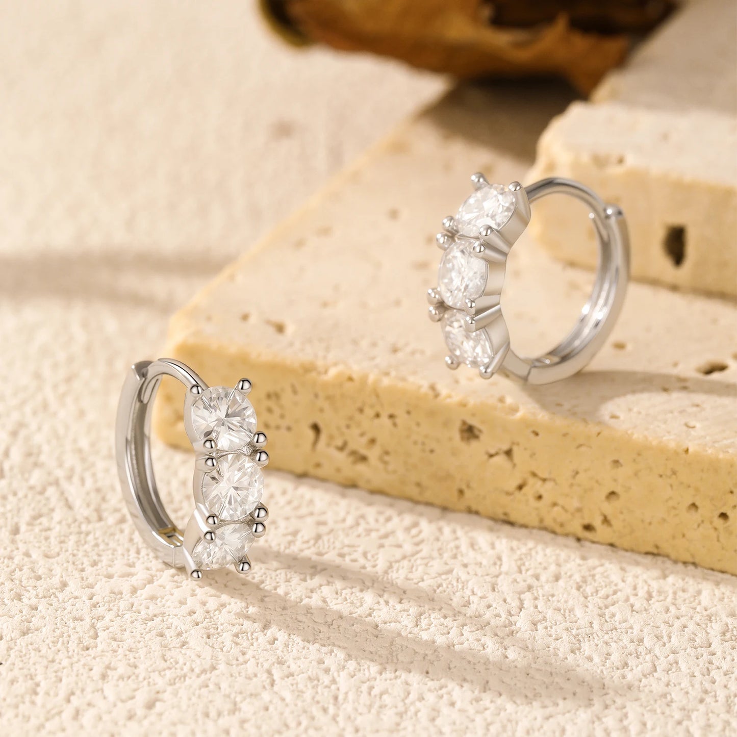 Pendientes de aro MODIAN D Color Moissanite Classic Ear Buckle Plata de ley 925 Modernos y Apilables para Mujer, Joyería Fina
