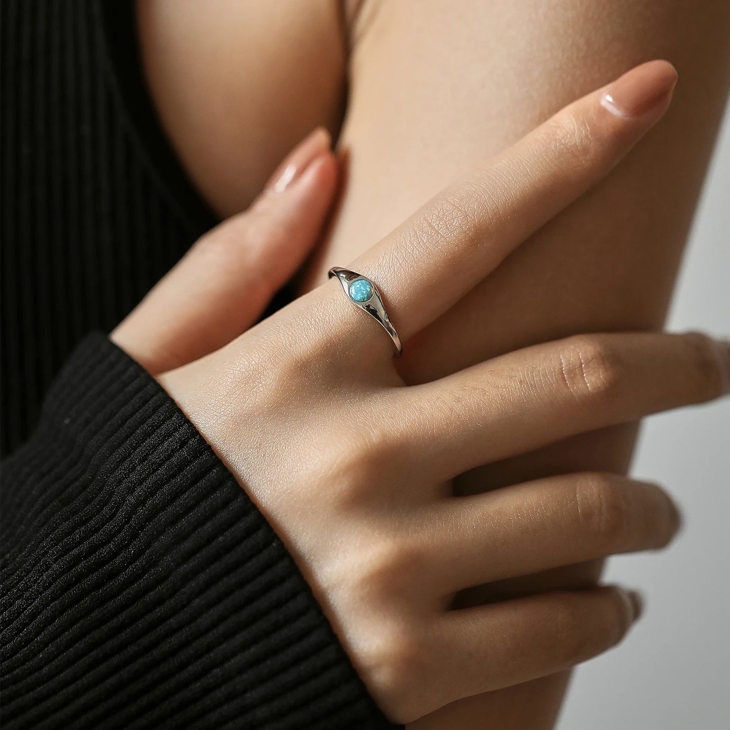 Anillo minimalista de plata de ley 925 MODIAN con ópalo brillante y redondo, ajustable y liso, ideal como regalo de joyería fina para mujer.