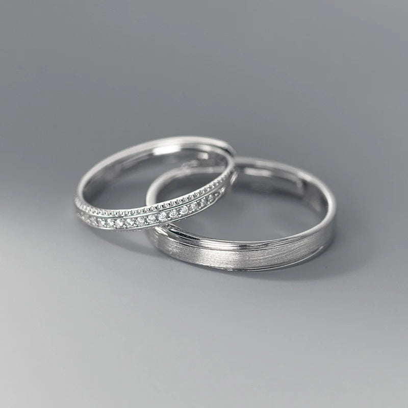 Anillo Modian de plata de ley 925 con diseño clásico esmerilado para parejas, ideal como regalo de boda o compromiso.