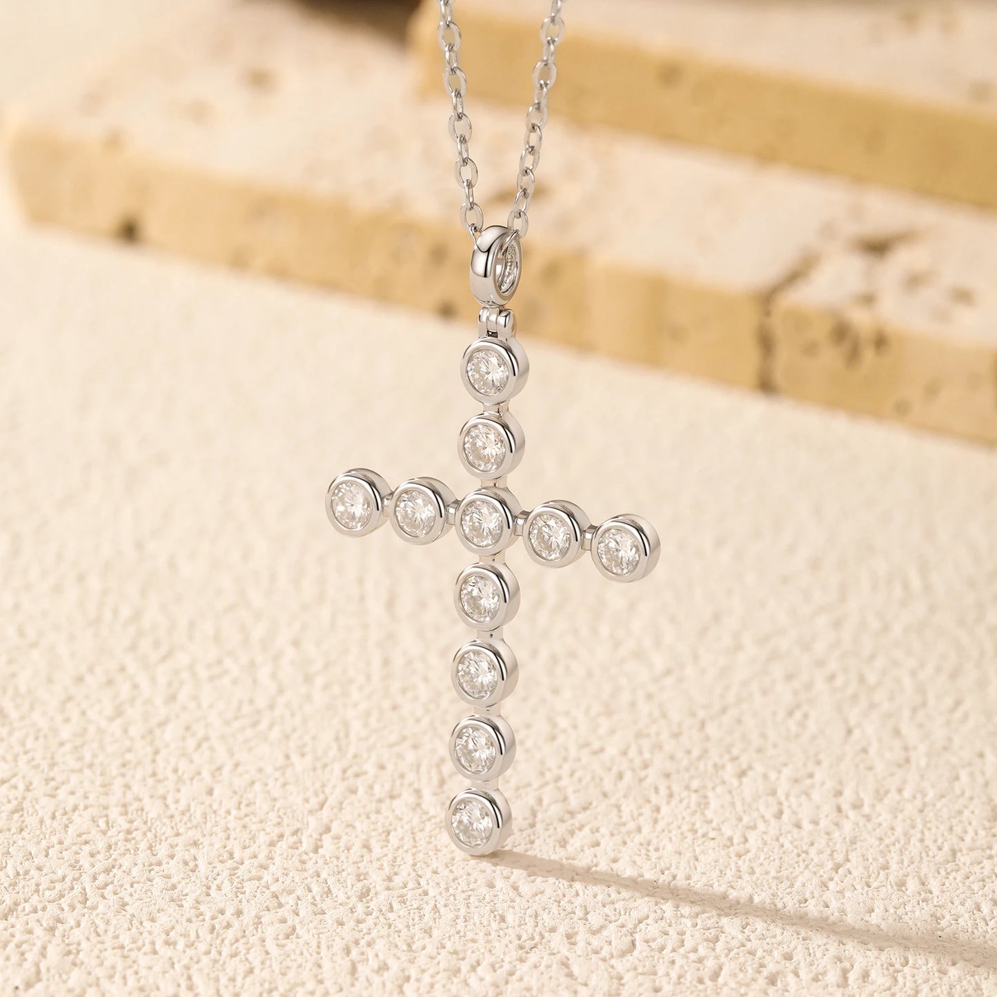 Collar con colgante clásico de lujo de plata de ley 925 con cruz de bisel de moissanita a todo color MODIAN D para mujer, joyería fina