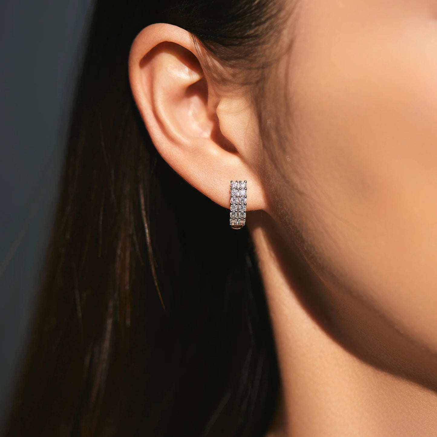 Pendientes de aro MODIAN de plata de ley 925 con doble hilera de circonitas cúbicas redondas y hebilla de estilo francés clásico para mujer.