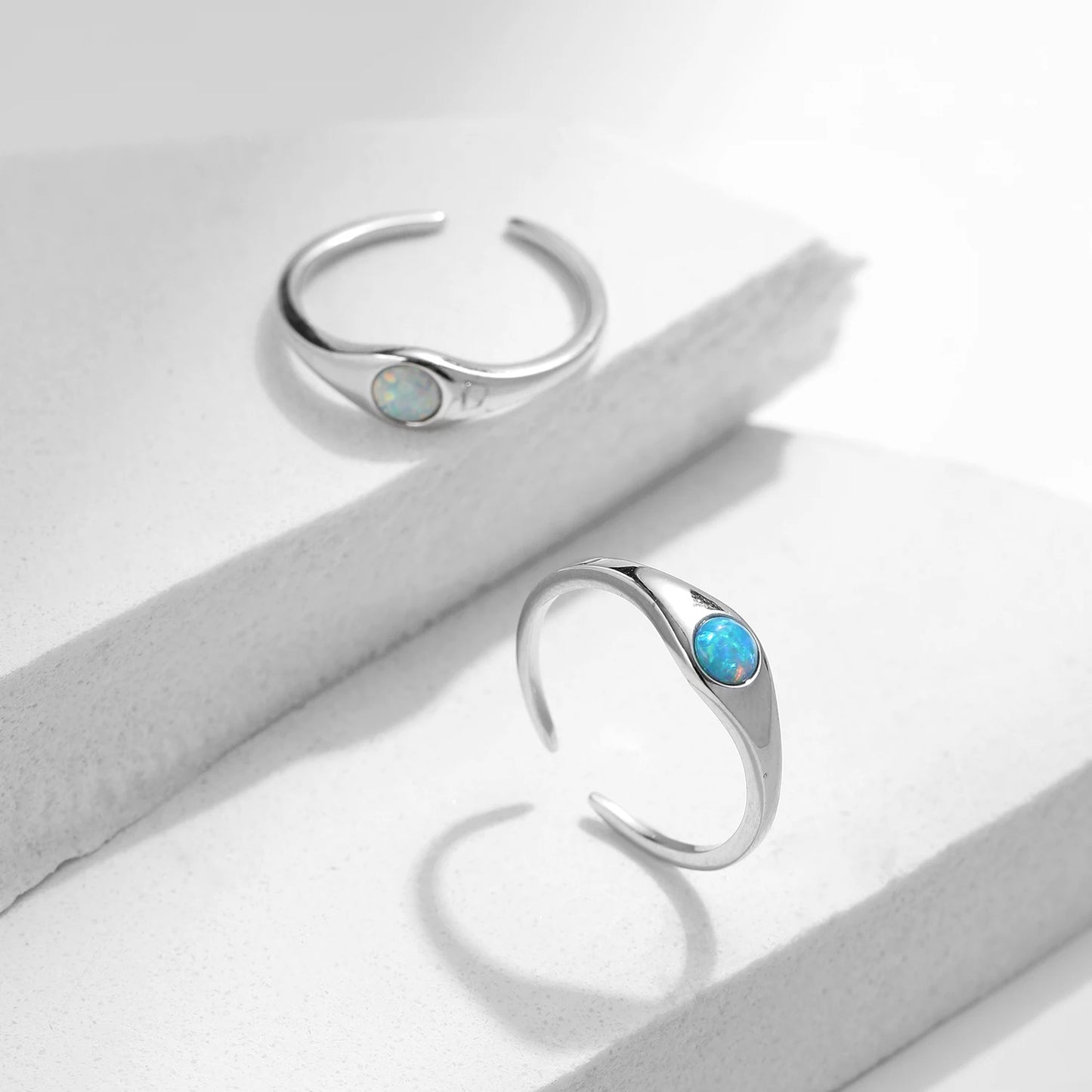 Anillo minimalista de plata de ley 925 MODIAN con ópalo brillante y redondo, ajustable y liso, ideal como regalo de joyería fina para mujer.