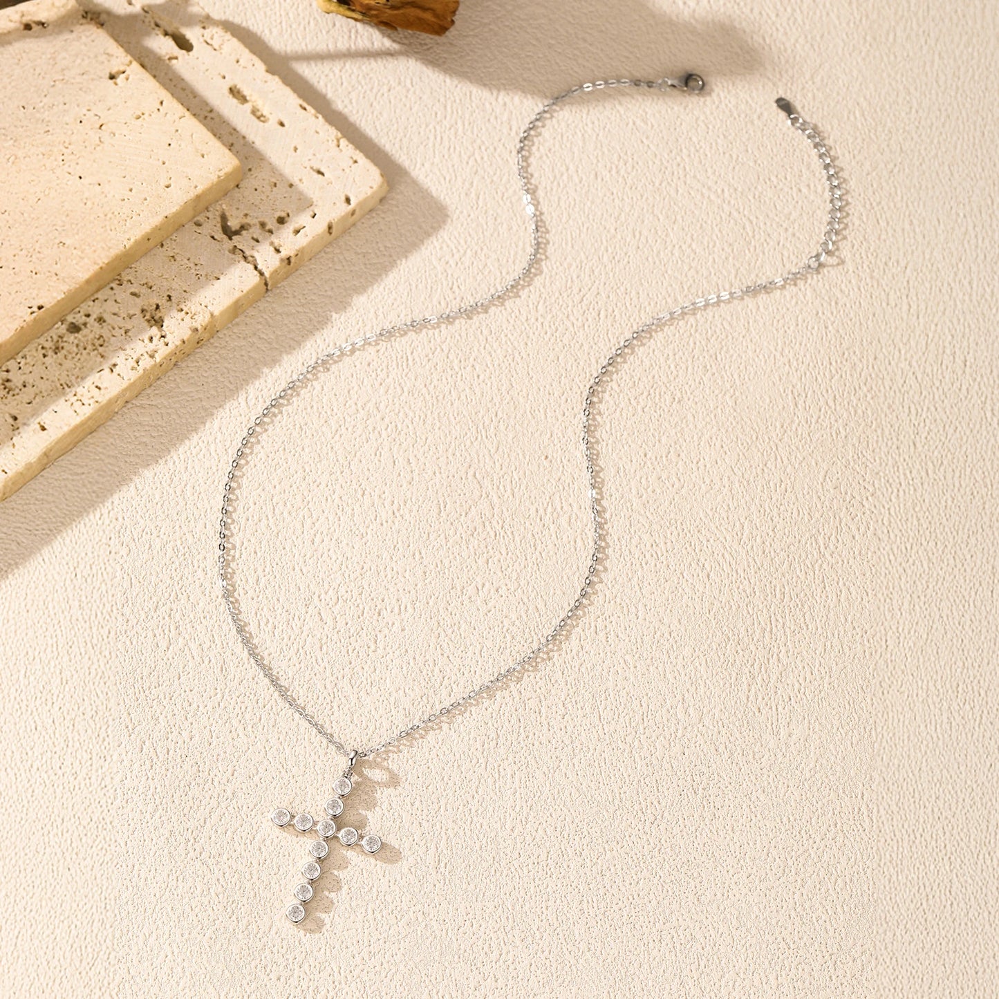 Collar con colgante clásico de lujo de plata de ley 925 con cruz de bisel de moissanita a todo color MODIAN D para mujer, joyería fina