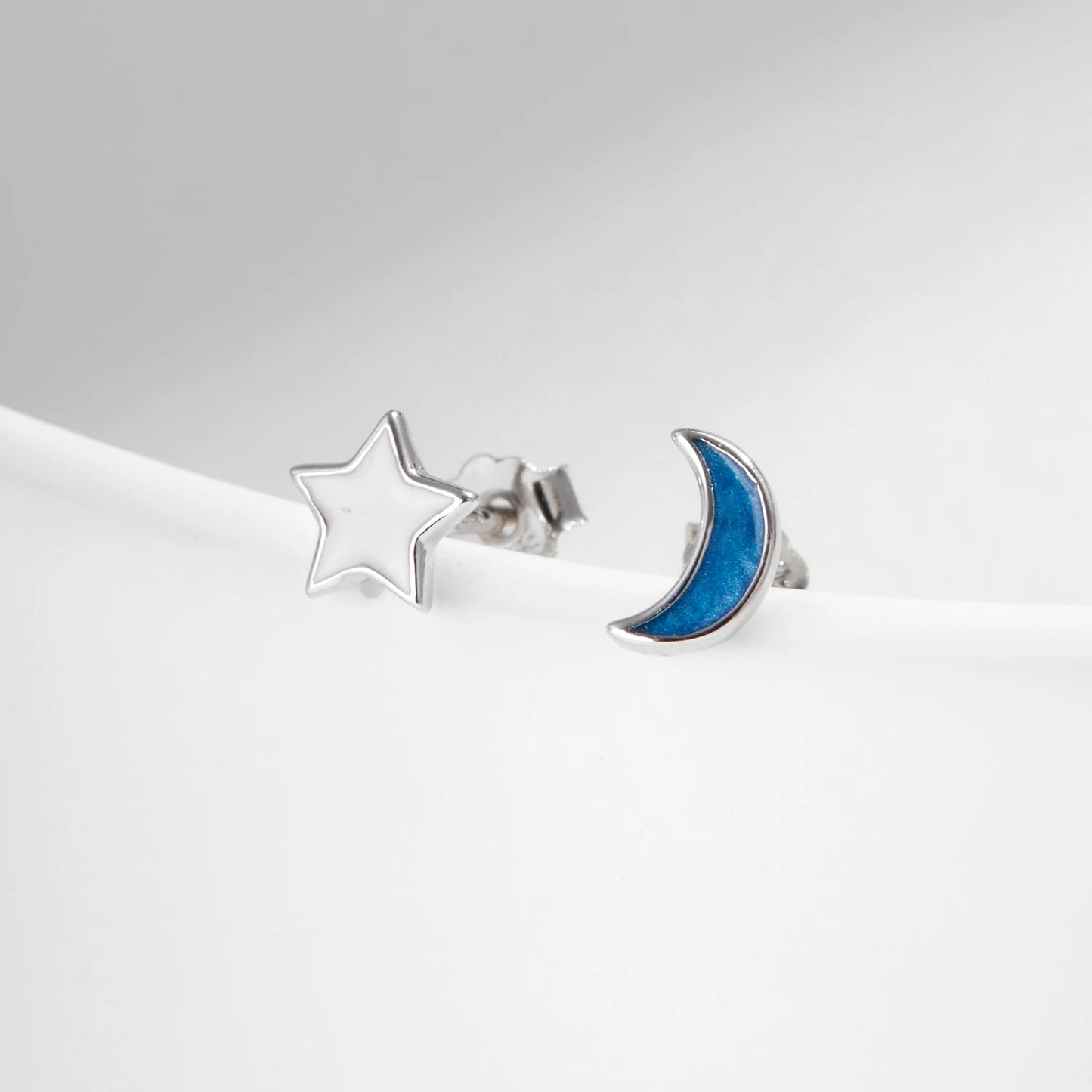 Pendientes MODIAN de plata de ley 925 con diseño de luna y estrella asimétricos, delicados y bonitos, con esmalte azul, para mujer, joyería fina