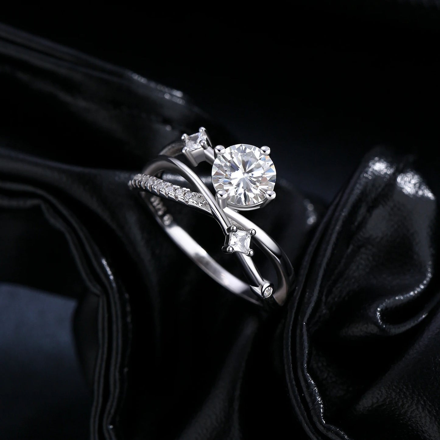 Anillo deslumbrante de moissanita MODIAN de 1 quilates con claridad VVS1 en plata de ley 925 con líneas multicapa para mujer, joyería de boda, regalos.