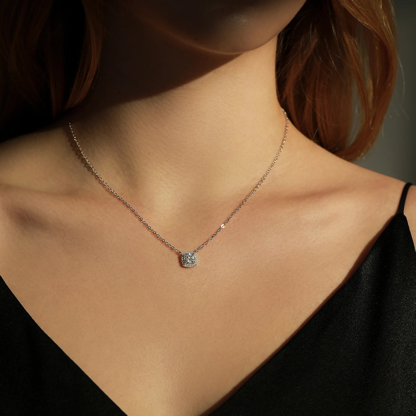 Collar con colgante de moissanita con halo de corte cojín cuadrado de 1 quilate de MODIAN para mujer, plata de ley 925, deslumbrante joyería nupcial para bodas.