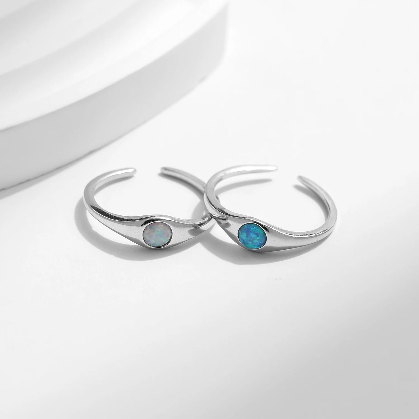 Anillo minimalista de plata de ley 925 MODIAN con ópalo brillante y redondo, ajustable y liso, ideal como regalo de joyería fina para mujer.
