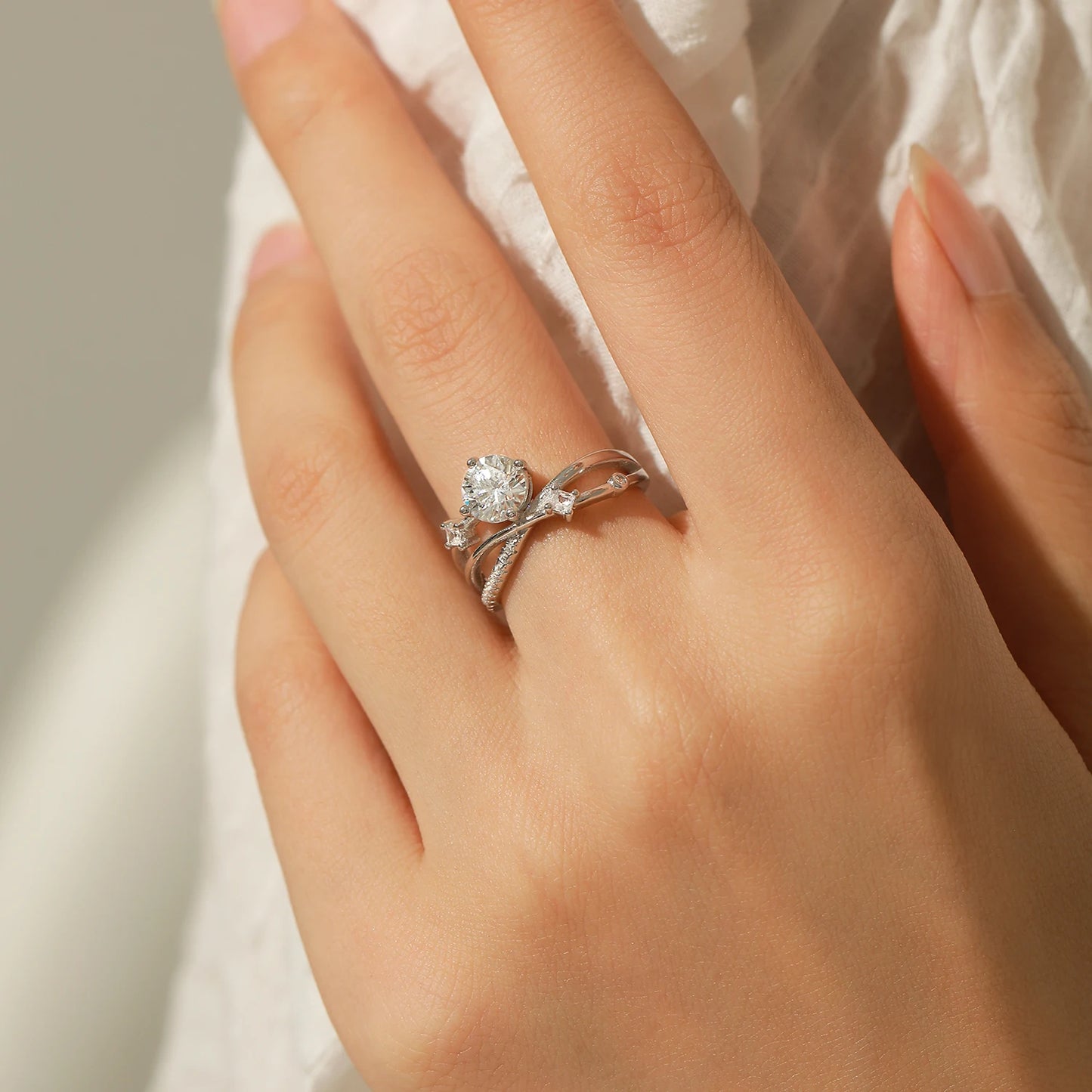 Anillo deslumbrante de moissanita MODIAN de 1 quilates con claridad VVS1 en plata de ley 925 con líneas multicapa para mujer, joyería de boda, regalos.
