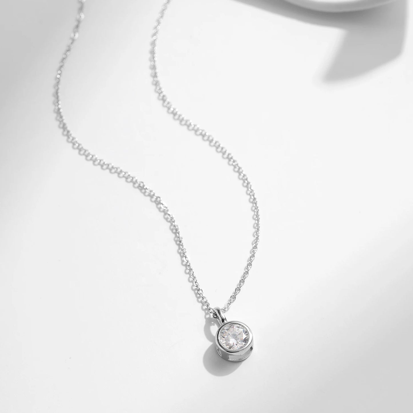 Collar con colgante de moissanita de 1 quilate, color D, engaste de bisel redondo, plata 925, diamante de laboratorio, joyería para mujer con certificado y caja.