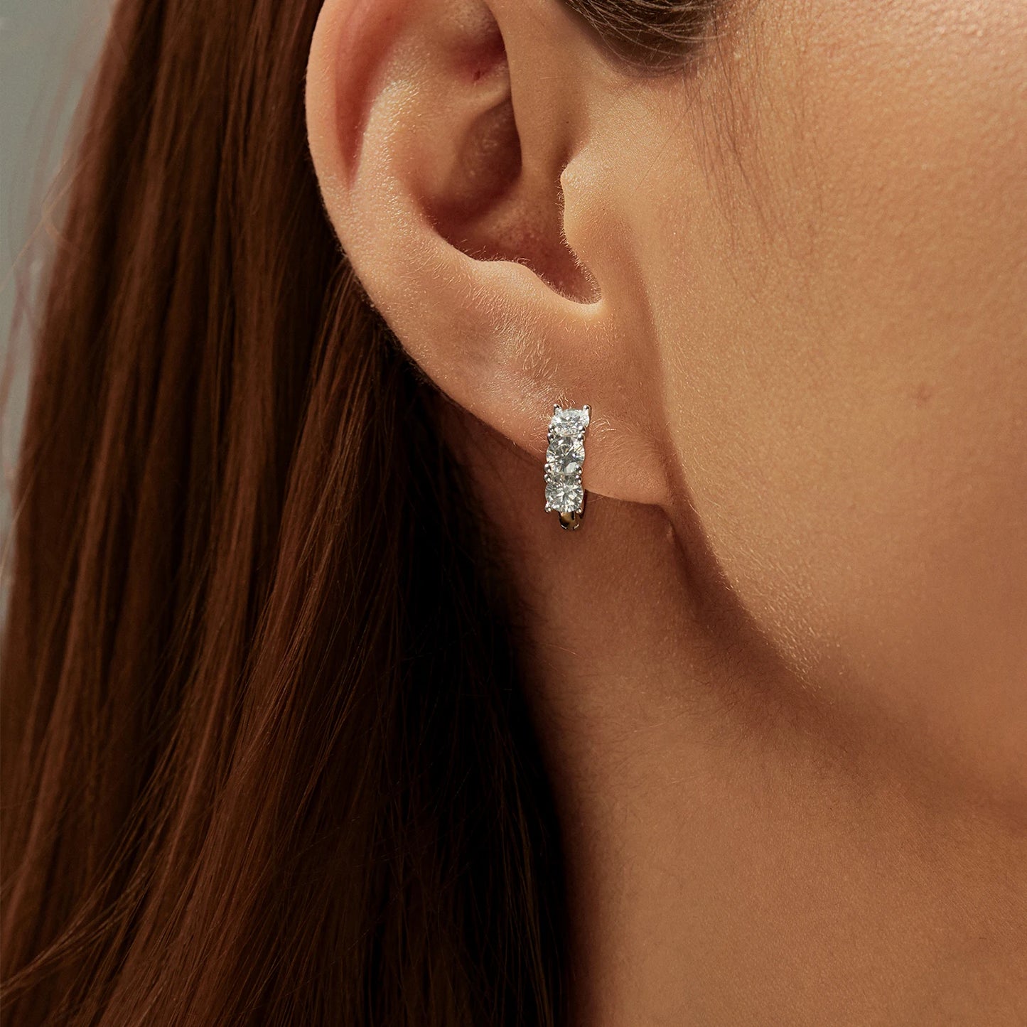 Pendientes de aro MODIAN D Color Moissanite Classic Ear Buckle Plata de ley 925 Modernos y Apilables para Mujer, Joyería Fina