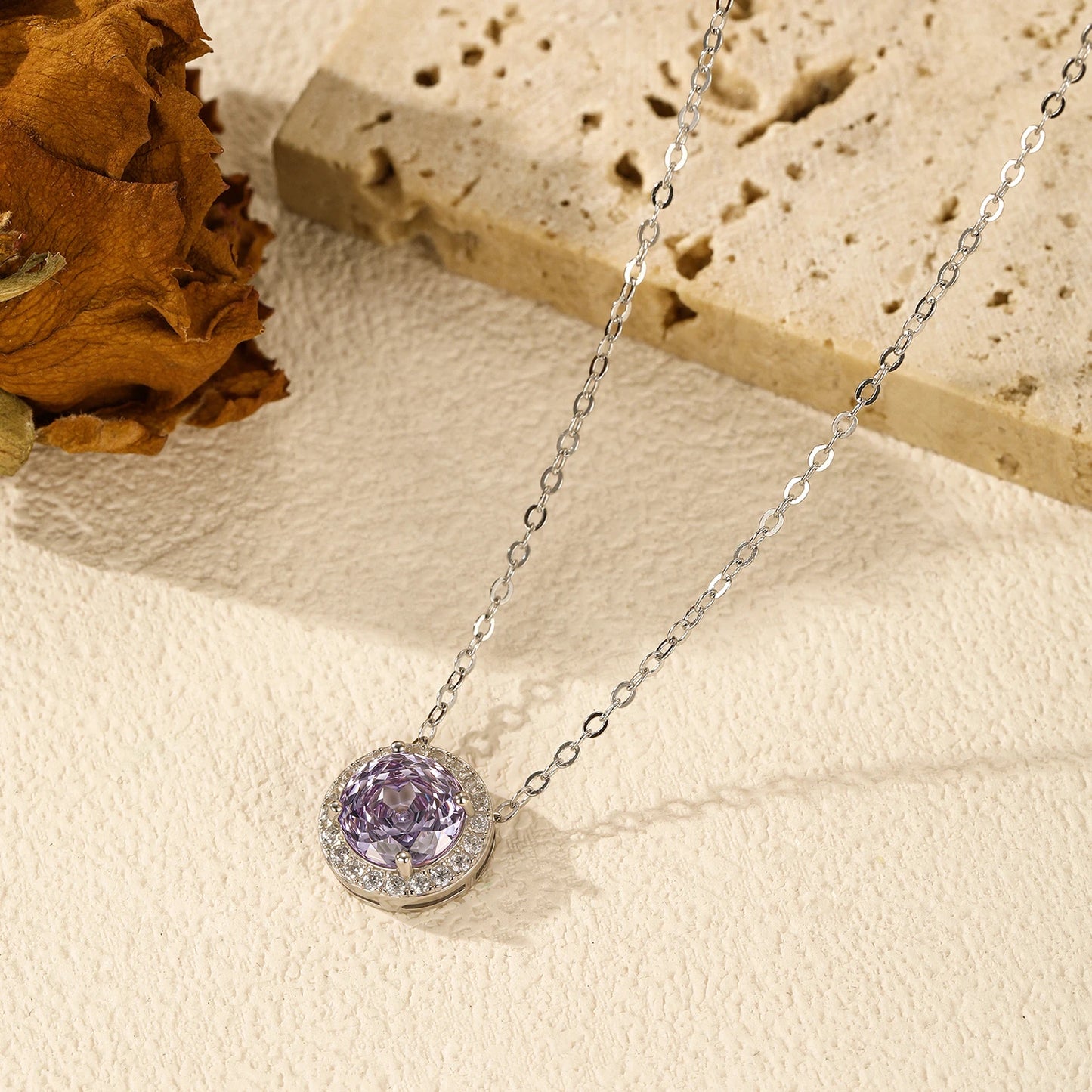 Collar MODIAN de plata de ley 925 con circonitas brillantes de corte redondo y color lavanda para mujer.