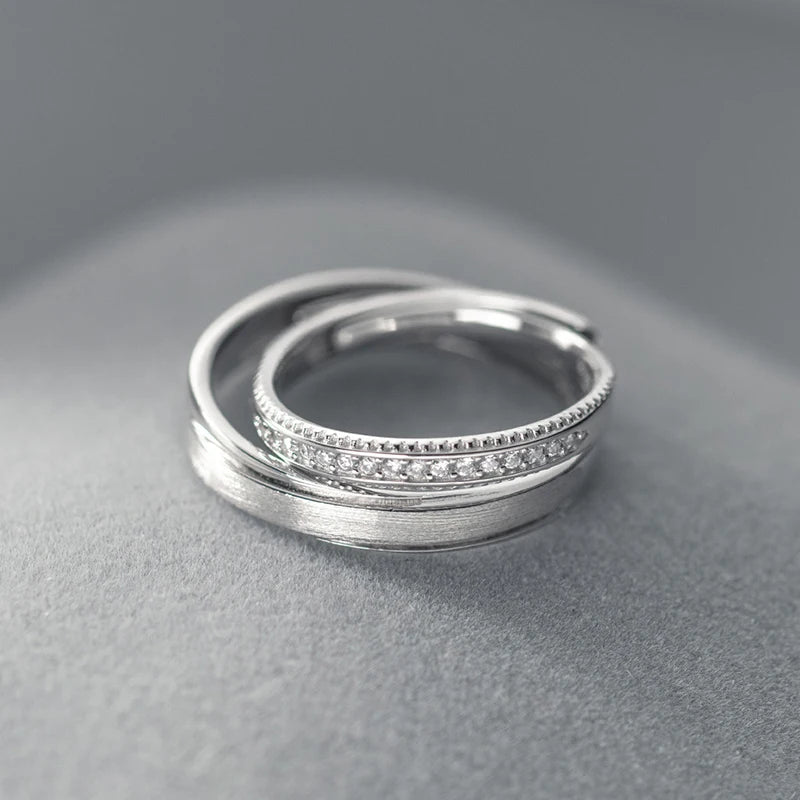 Anillo Modian de plata de ley 925 con diseño clásico esmerilado para parejas, ideal como regalo de boda o compromiso.