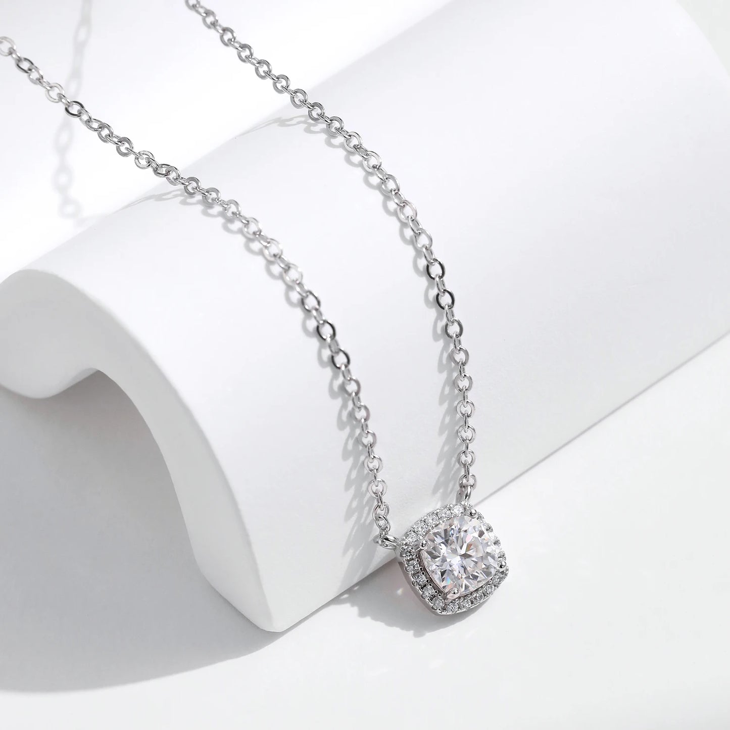 Collar con colgante de moissanita con halo de corte cojín cuadrado de 1 quilate de MODIAN para mujer, plata de ley 925, deslumbrante joyería nupcial para bodas.