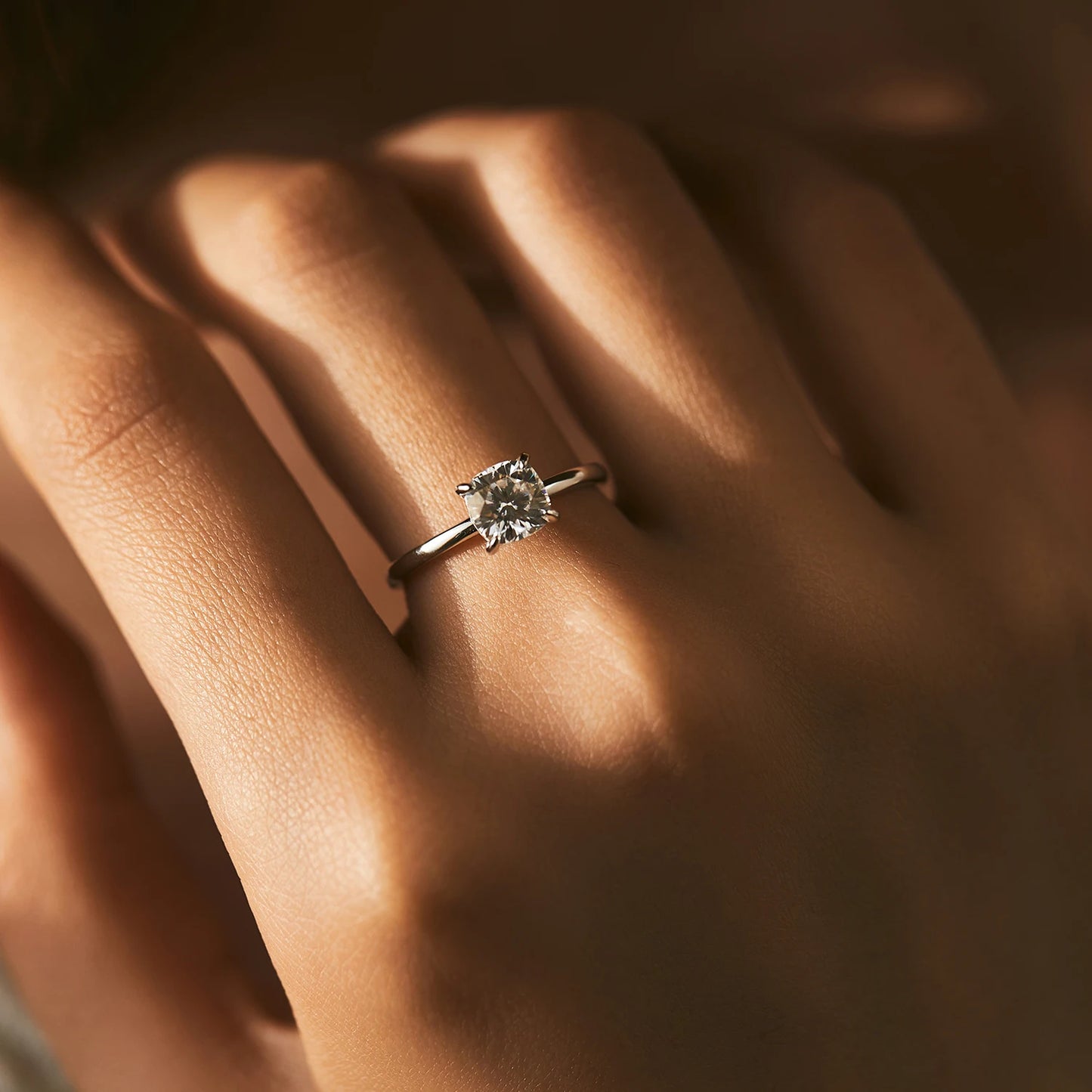 Anillo de moissanita MODIAN de 1 quilates, delicado anillo de diamantes de laboratorio de corte cojín cuadrado, plata de ley 925, joyería de boda para mujer