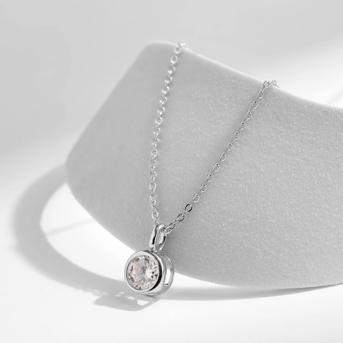 Collar con colgante de moissanita de 1 quilate, color D, engaste de bisel redondo, plata 925, diamante de laboratorio, joyería para mujer con certificado y caja.