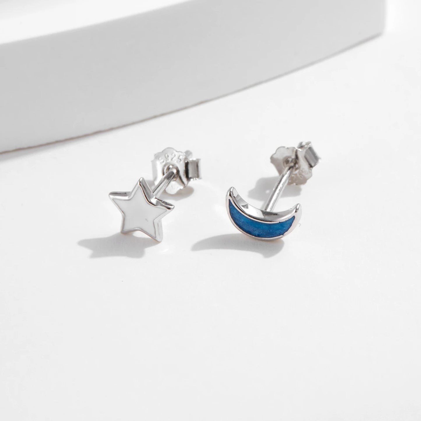 Pendientes MODIAN de plata de ley 925 con diseño de luna y estrella asimétricos, delicados y bonitos, con esmalte azul, para mujer, joyería fina