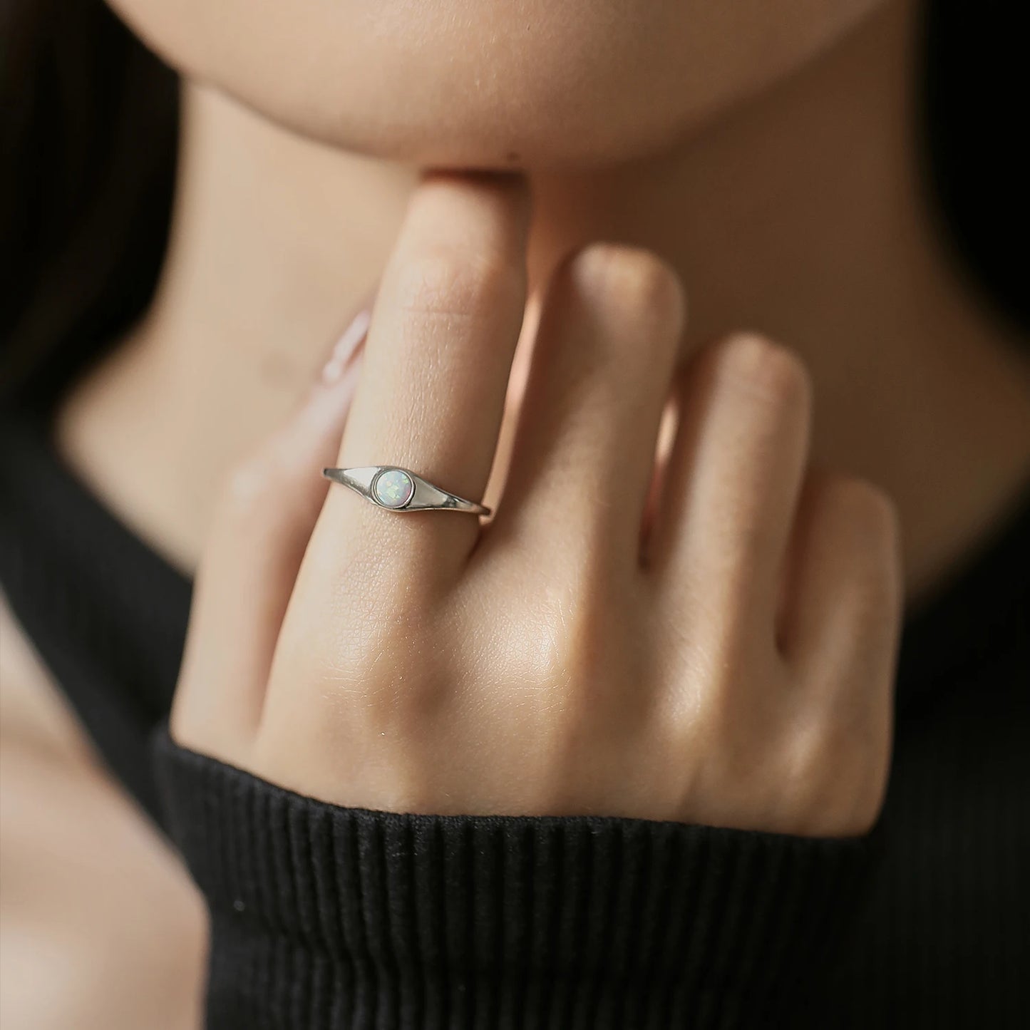 Anillo minimalista de plata de ley 925 MODIAN con ópalo brillante y redondo, ajustable y liso, ideal como regalo de joyería fina para mujer.