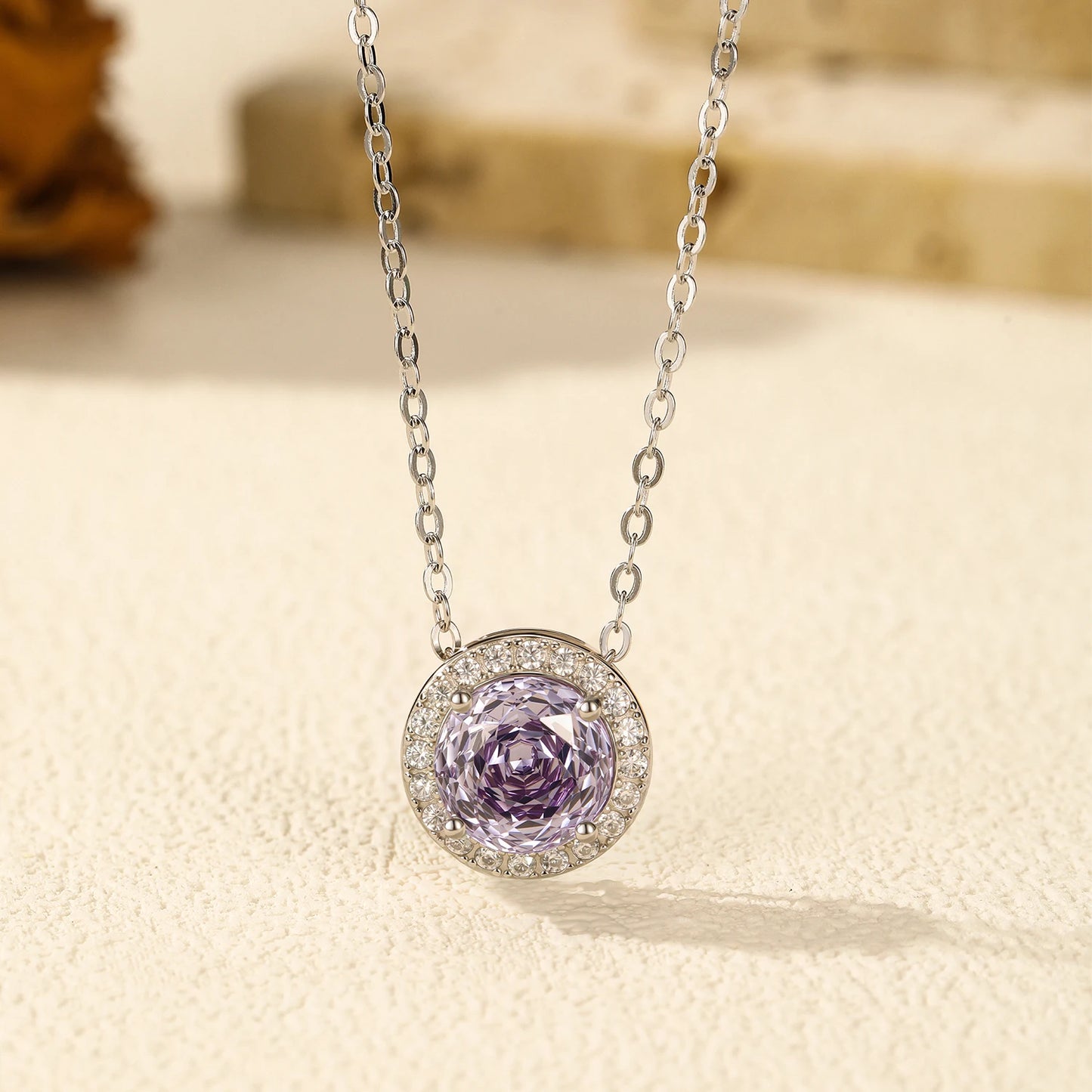 Collar MODIAN de plata de ley 925 con circonitas brillantes de corte redondo y color lavanda para mujer.