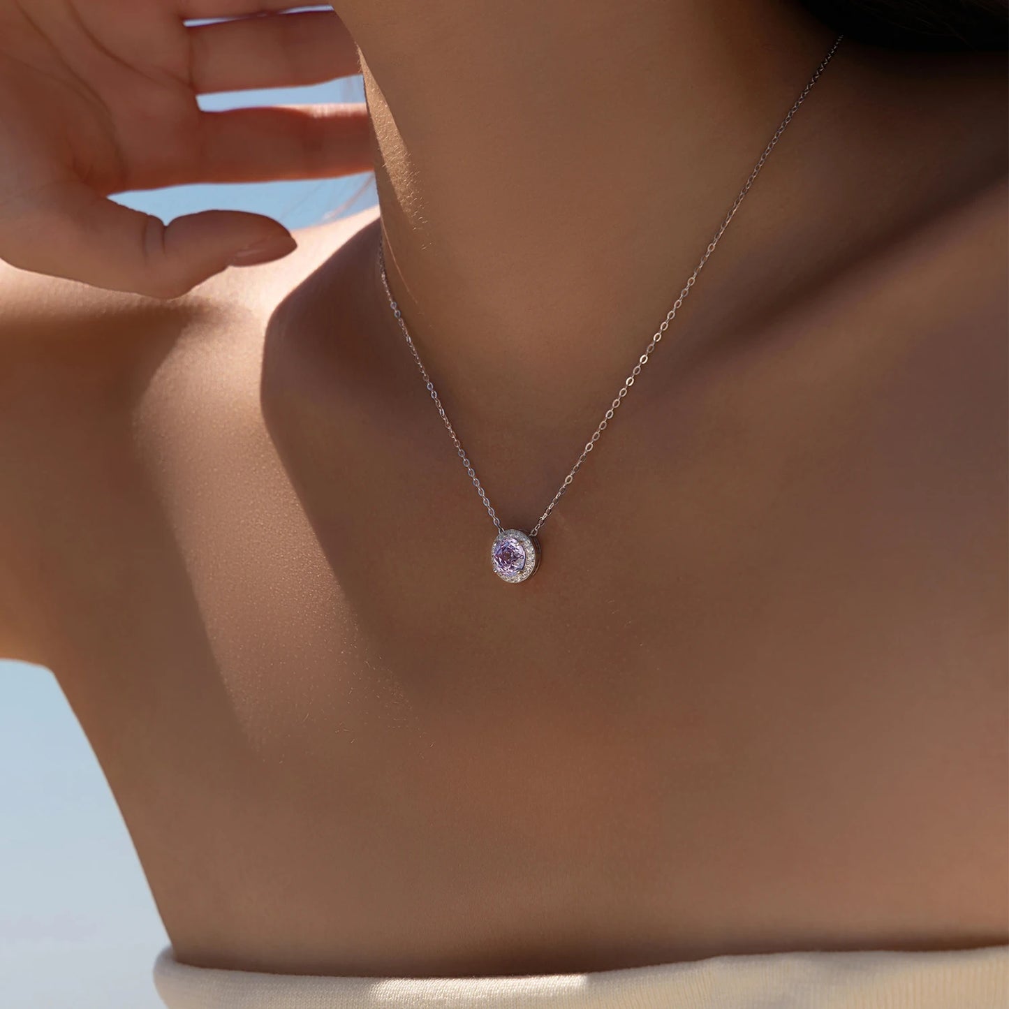 Collar MODIAN de plata de ley 925 con circonitas brillantes de corte redondo y color lavanda para mujer.