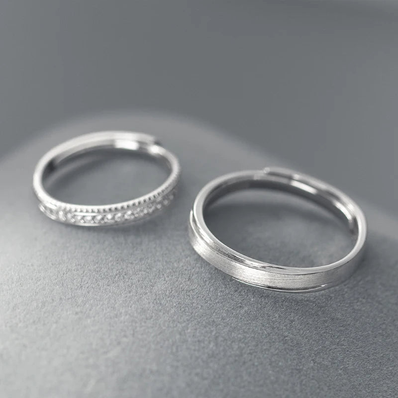Anillo Modian de plata de ley 925 con diseño clásico esmerilado para parejas, ideal como regalo de boda o compromiso.