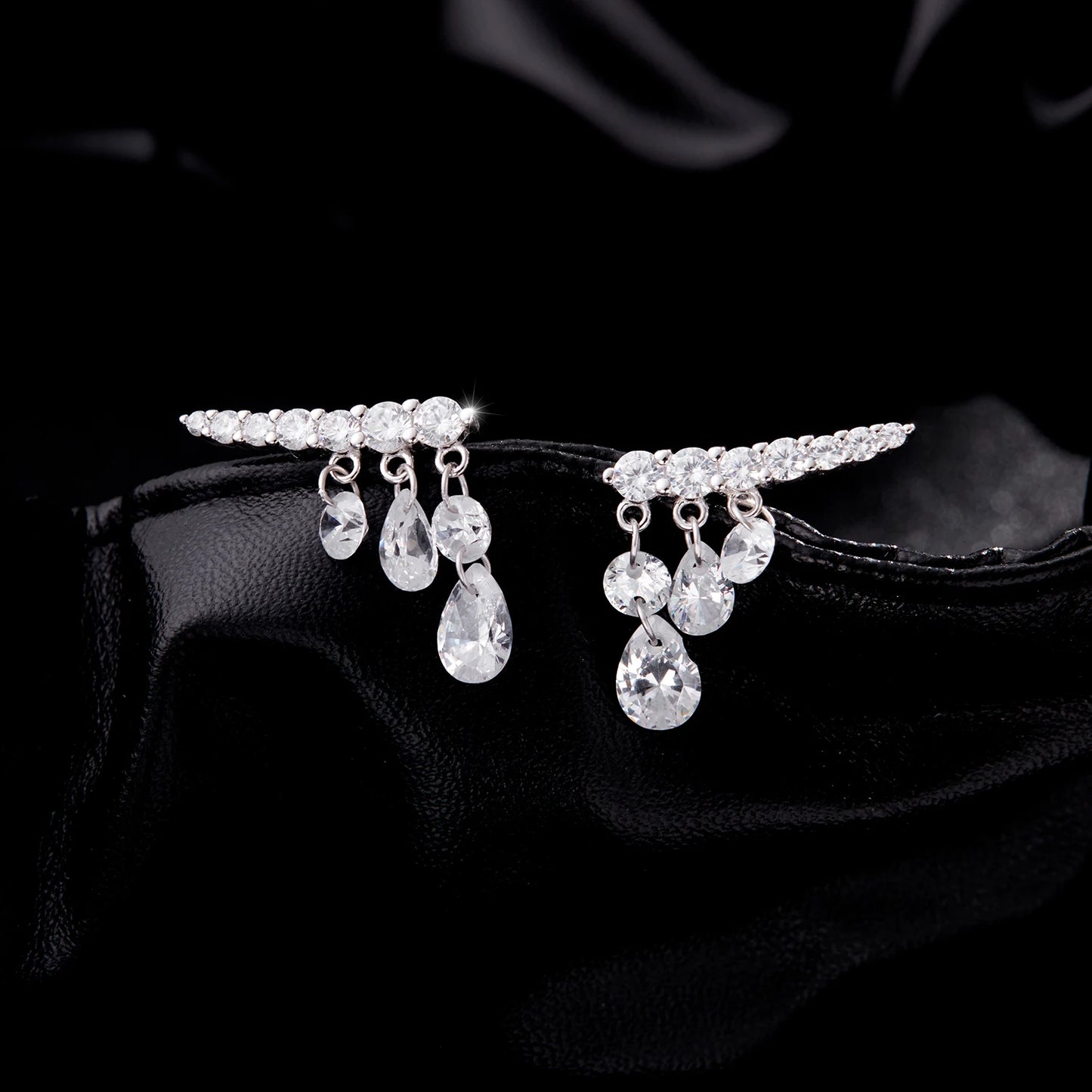 Pendientes MODIAN de plata de ley 925 con circonita cúbica brillante y diseño geométrico en forma de gota para mujer, joyería fina para bodas y compromisos.