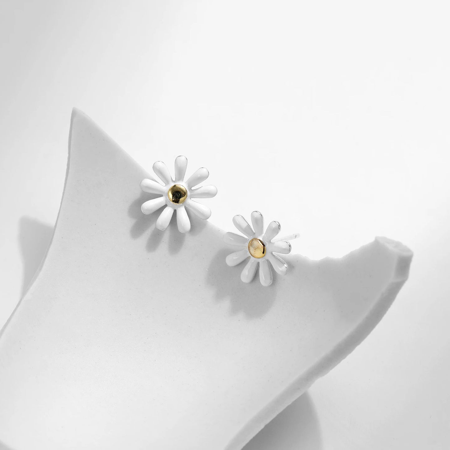 Pendientes MODIAN de plata de ley 925 con margaritas esmaltadas en blanco, joyería clásica de plata para mujer