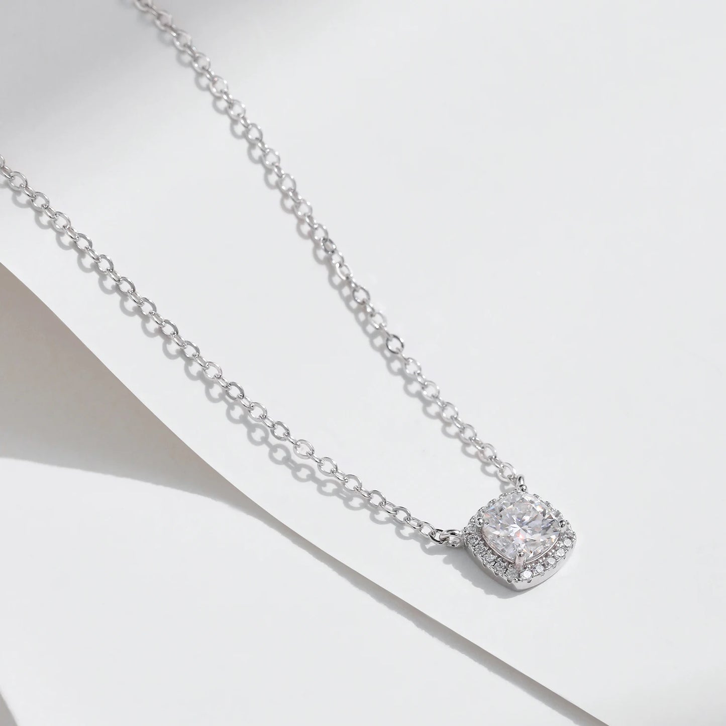 Collar con colgante de moissanita con halo de corte cojín cuadrado de 1 quilate de MODIAN para mujer, plata de ley 925, deslumbrante joyería nupcial para bodas.