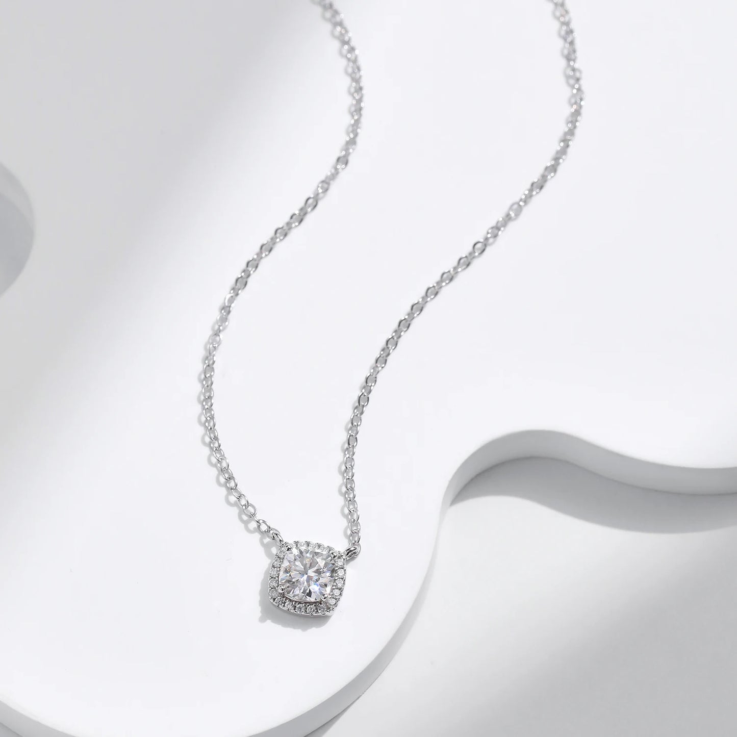 Collar con colgante de moissanita con halo de corte cojín cuadrado de 1 quilate de MODIAN para mujer, plata de ley 925, deslumbrante joyería nupcial para bodas.